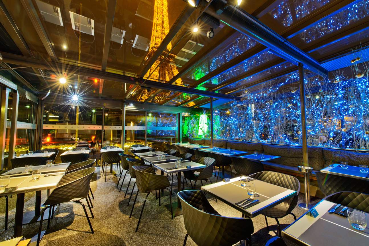 Le Bistro Parisien dengan Pemandangan Menara Eiffel